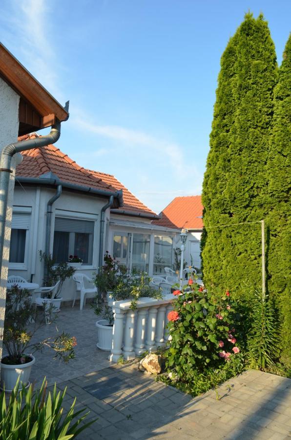 Henrietta Vendégház Hajdúszoboszló Esterno foto
